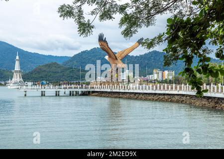 Langkawi, Malaysia - 12. Dezember 2022: Der Adler von Langkawi. Wahrzeichen der malaysischen Insel. Riesige Statue eines Adlers am Eagle Square in der Nähe des Stockfoto