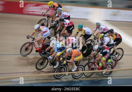 Radfahrer fahren während des Madison-Rennens am Finale des Mallorca Six Days-Radsportwettbewerbs, Samstag, den 14. April 2018, in der Palma Arena in Palma, Mallorca. BELGA FOTO ENRIQUE CALVO Stockfoto