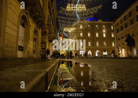 Rom, Italien. 13.. Dezember 2022. Blick auf die Via del Corso in Rom mit Weihnachtslichtern (Bild: © Matteo Nardone/Pacific Press via ZUMA Press Wire) Stockfoto