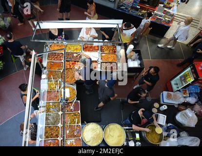 Jeden Donnerstag und Freitag findet im Dizengoff Center eine exquisite Essensmesse statt, auf der Sie hausgemachte Speisen aus dem Nahen Osten und darüber hinaus probieren und kaufen können. Stockfoto