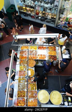 Jeden Donnerstag und Freitag findet im Dizengoff Center eine exquisite Essensmesse statt, auf der Sie hausgemachte Speisen aus dem Nahen Osten und darüber hinaus probieren und kaufen können. Stockfoto