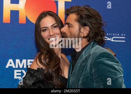 Caitlin McHugh und John Stamos nehmen am 11. Dezember 2022 an der Eröffnungsnacht für einige Like IT Hot On Broadway im Shubert Theatre in New York Teil Stockfoto