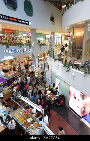 Jeden Donnerstag und Freitag findet im Dizengoff Center eine exquisite Essensmesse statt, auf der Sie hausgemachte Speisen aus dem Nahen Osten und darüber hinaus probieren und kaufen können. Stockfoto