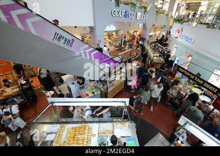 Jeden Donnerstag und Freitag findet im Dizengoff Center eine exquisite Essensmesse statt, auf der Sie hausgemachte Speisen aus dem Nahen Osten und darüber hinaus probieren und kaufen können. Stockfoto