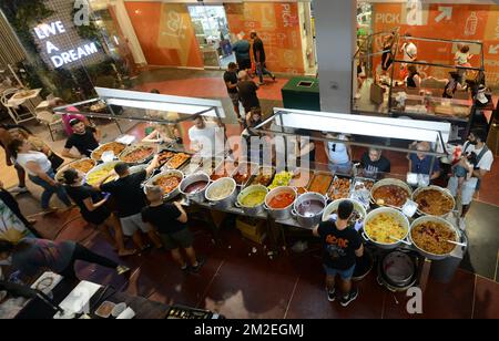 Jeden Donnerstag und Freitag findet im Dizengoff Center eine exquisite Essensmesse statt, auf der Sie hausgemachte Speisen aus dem Nahen Osten und darüber hinaus probieren und kaufen können. Stockfoto