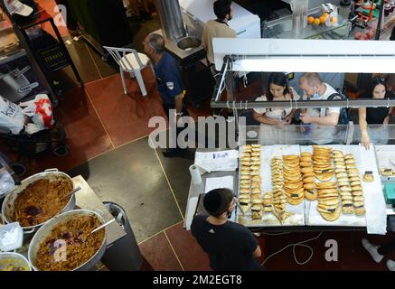 Jeden Donnerstag und Freitag findet im Dizengoff Center eine exquisite Essensmesse statt, auf der Sie hausgemachte Speisen aus dem Nahen Osten und darüber hinaus probieren und kaufen können. Stockfoto