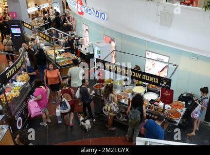 Jeden Donnerstag und Freitag findet im Dizengoff Center eine exquisite Essensmesse statt, auf der Sie hausgemachte Speisen aus dem Nahen Osten und darüber hinaus probieren und kaufen können. Stockfoto