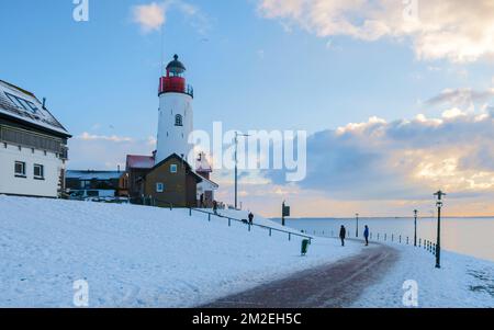 Leuchtturm von Urk im Winter mit Schneelandschaft in den Niederlanden an einem sonnigen Tag Stockfoto