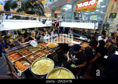 Jeden Donnerstag und Freitag findet im Dizengoff Center eine exquisite Essensmesse statt, auf der Sie hausgemachte Speisen aus dem Nahen Osten und darüber hinaus probieren und kaufen können. Stockfoto