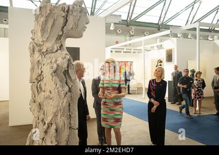 Königin Mathilde von Belgien bei einem Besuch der Messe für zeitgenössische Kunst Brüssel am Donnerstag, den 19. April 2018 in Brüssel. BELGA FOTO JAMES ARTHUR GEKIERE Stockfoto