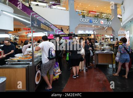 Jeden Donnerstag und Freitag findet im Dizengoff Center eine exquisite Essensmesse statt, auf der Sie hausgemachte Speisen aus dem Nahen Osten und darüber hinaus probieren und kaufen können. Stockfoto