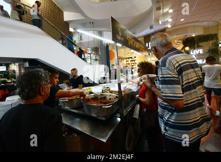 Jeden Donnerstag und Freitag findet im Dizengoff Center eine exquisite Essensmesse statt, auf der Sie hausgemachte Speisen aus dem Nahen Osten und darüber hinaus probieren und kaufen können. Stockfoto