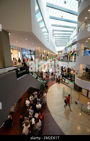 Jeden Donnerstag und Freitag findet im Dizengoff Center eine exquisite Essensmesse statt, auf der Sie hausgemachte Speisen aus dem Nahen Osten und darüber hinaus probieren und kaufen können. Stockfoto