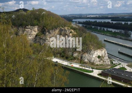 Basse Meuse | Basse Meuse - L'écluse de Lanaye sur le Canbal Albert (vue depuis le Fort d'Eben-Emael) et entrée de la tranchée de Caster 15/04/2018 Stockfoto