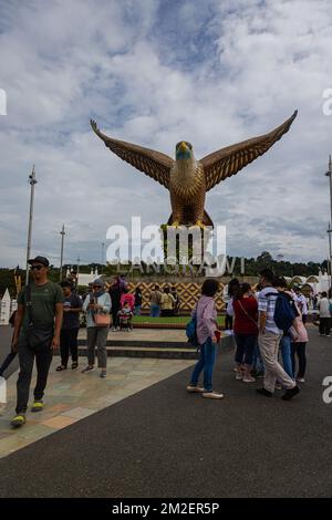 Langkawi, Malaysia - 12. Dezember 2022: Der Adler von Langkawi. Wahrzeichen der malaysischen Insel. Riesige Statue eines Adlers am Eagle Square in der Nähe des Stockfoto
