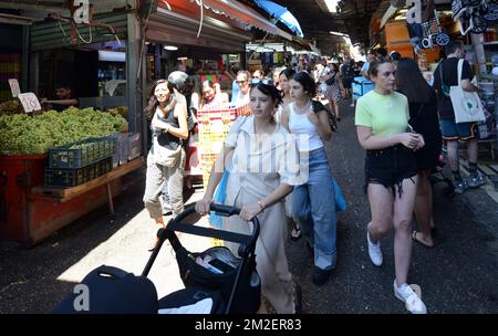 Der lebhafte Carmel-Markt in Tel-Aviv, Israel. Stockfoto