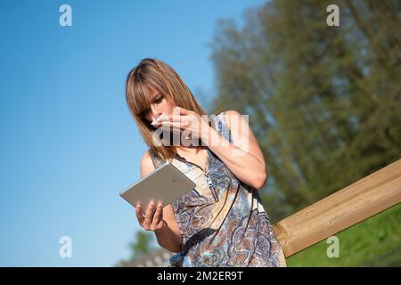 Junge Frau mit einem Tablet. | Femme avec une Tablette. 05/05/2016 Stockfoto