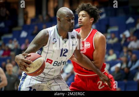 Mons Bryan Davis und Antwerpens Ismael Bako kämpfen um den Ball während des Basketballspiels zwischen Mons-Hainaut und Port of Antwerp Giants am 29. Tag des EuroMillions League Basketballwettbewerbs am Freitag, den 27. April 2018 in Mons. BELGA PHOTO VIRGINIE LEFOUR Stockfoto