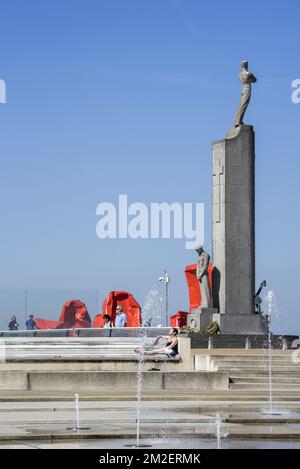 Seamen-Gedenkstätte und konzeptionelle Werke von Art Rock Fremden des Künstlers Arne Quinze im Seebad Ostende / Oostende, Westflandern, Belgien | Le Monument aux marins sur la Place Zeeheldenplein à Ostende, Belgique 19/04/2018 Stockfoto