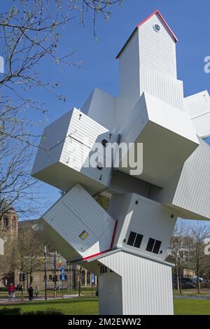 Kunstwerk Beach Castle des Künstlers Jean-Francois Fourtou während Beaufort 2018 in Knokke-Heist, Westflandern, Belgien | Beach Castle, Tour de Cabines de plage par Jean-Francois Fourtou à Knokke-Heist Pendant le projet artistique Beaufort 2018 en Belgique 18/04/2018 Stockfoto