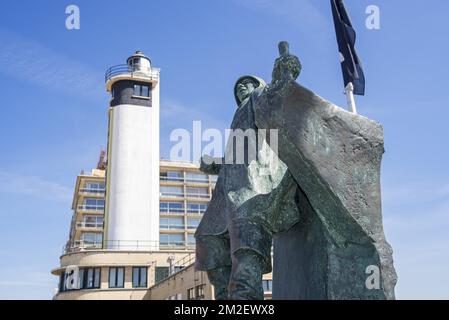 Lighthouse and statue De Stuurman / Sterken Dries at seaside resort Blankenberge along the North Sea coast, West Flanders, Belgium | Phare et statue De Stuurman / Sterken Dries à Blankenberge, Belgique 18/04/2018 Stock Photo