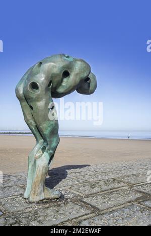 Skulptur Tomorrow man Made by the Sea von der Künstlerin Catherine Francois auf Groyne entlang der Nordseeküste in Knokke-Heist, Westflandern, Belgien | Skulptur Tomorrow man Made by the Sea par l'artiste Catherine Francois à Knokke-Heist, Belgique 18/04/2018 Stockfoto