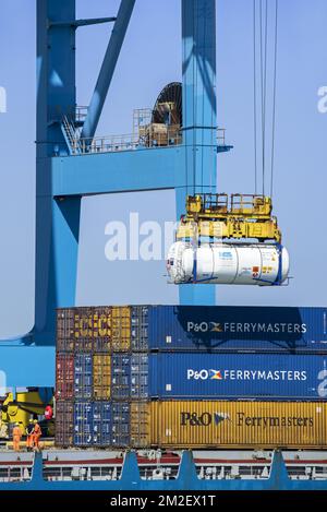 Hafenarbeiter, die einen Portalkran/Portalkran im Hafen von Zeebrugge/Zeebruges entlang der Nordseeküste betreiben, Flandern, Belgien | Manutention de conteneurs Port de Zeebruges, Belgique 18/04/2018 Stockfoto