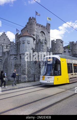Straßenbahn von De Lijn vor dem mittelalterlichen Gravensteen / Schloss der Grafen im historischen Stadtzentrum von Gent, Ostflandern, Belgien | Straßenbahn / Straßenbahn de De Lijn / La Ligne devant le Château des comtes de Flandre dans la Zone piéton au Centre Histororique de Gand, Belgique 03/05/2018 Stockfoto
