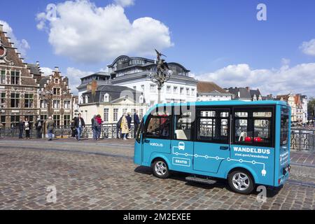 Keolis Walking Bus / Wandelbus, Electric People Mover Fahrt in der Fußgängerzone im historischen Stadtzentrum von Gent, Ostflandern, Belgien | Wandelbus / Bus Roulant au pas, navette électrique de Keolis Traversant la Zone piétonne du Centre-ville de Gand, Belgique 03/05/2018 Stockfoto