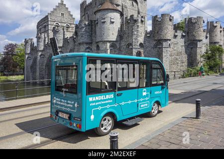 Keolis Walking Bus / Wandelbus, Electric People Mover Fahrt in der Fußgängerzone im historischen Stadtzentrum von Gent, Ostflandern, Belgien | Wandelbus / Bus Roulant au pas, navette électrique de Keolis Traversant la Zone piétonne du Centre-ville de Gand, Belgique 03/05/2018 Stockfoto