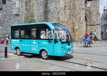 Keolis Walking Bus / Wandelbus, Electric People Mover Fahrt in der Fußgängerzone im historischen Stadtzentrum von Gent, Ostflandern, Belgien | Wandelbus / Bus Roulant au pas, navette électrique de Keolis Traversant la Zone piétonne du Centre-ville de Gand, Belgique 03/05/2018 Stockfoto