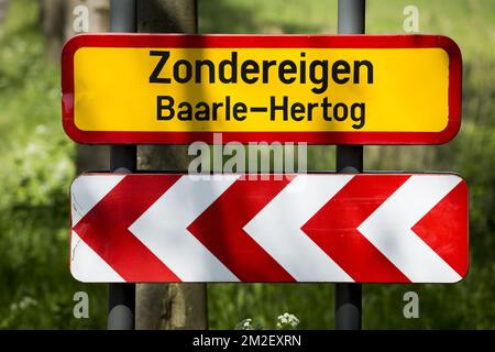 Abbildung zeigt den Namen der Gemeinde Baarle-Hertog (Zondereigen) auf einem Straßenschild, Freitag, 04. Mai 2018. BELGA FOTO KRISTOF VAN ACCOM Stockfoto