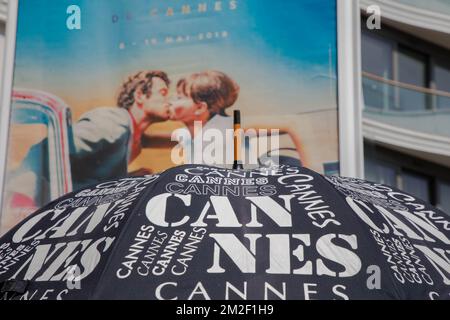 Palais des Festivals, croisette und Poster Cannes 2018 Festival. | Palais des Festivals, croisette et affiche Festival de Cannes 2018. 07/05/2018 Stockfoto