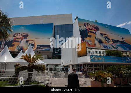 Palais des Festivals, croisette und Poster Cannes 2018 Festival. | Palais des Festivals, croisette et affiche Festival de Cannes 2018. 07/05/2018 Stockfoto