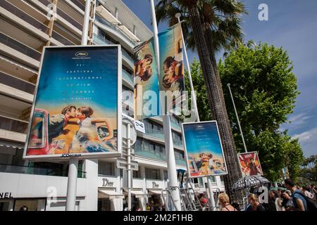 Palais des Festivals, croisette und Poster Cannes 2018 Festival. | Palais des Festivals, croisette et affiche Festival de Cannes 2018. 07/05/2018 Stockfoto