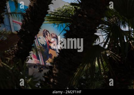 Palais des Festivals, croisette und Poster Cannes 2018 Festival. | Palais des Festivals, croisette et affiche Festival de Cannes 2018. 07/05/2018 Stockfoto