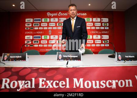 Mouscrons neuer Anteilseigner Thai Pairoj Piempongsant wurde auf einer Pressekonferenz der belgischen Fußballmannschaft Royal Excel Mouscron am Dienstag, den 08. Mai 2018 in Mouscron vorgestellt, um ihren neuen Anteilseigner vorzustellen. BELGA PHOTO VIRGINIE LEFOUR Stockfoto