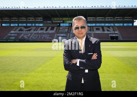 Mouscrons neuer Aktionär Thai Pairoj Piempongsant posiert für den Fotografen nach einer Pressekonferenz der belgischen Fußballmannschaft Royal Excel Mouscron in Mouscron am Dienstag, den 08. Mai 2018, um seinen neuen Aktionär vorzustellen. BELGA PHOTO VIRGINIE LEFOUR Stockfoto