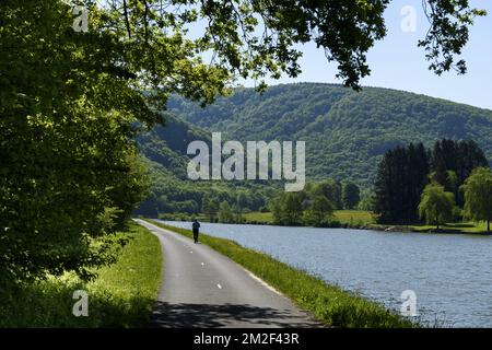 Die Voie Verte entlang der Maas ist eine Fußgängerzone und ein Radweg zwischen Givet und Charleville-Meziere La voie verte trans-ardenne entre Givet et Charleville-Meziere Longe la Meuse. La voie est prevue pour permettre aux cyclistes et aux pietons d'emprunter la voie en toute securite. 05/05/2018 Stockfoto