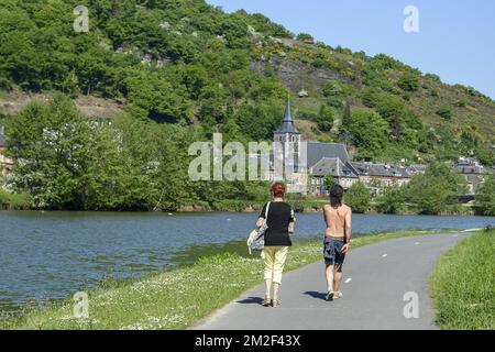 Die Voie Verte entlang der Maas ist eine Fußgängerzone und ein Radweg zwischen Givet und Charleville-Meziere La voie verte trans-ardenne entre Givet et Charleville-Meziere Longe la Meuse. La voie est prevue pour permettre aux cyclistes et aux pietons d'emprunter la voie en toute securite. 05/05/2018 Stockfoto