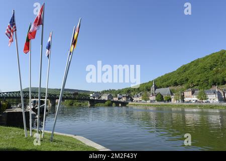 Die Voie Verte entlang der Maas zwischen ist eine Fußgängerzone und ein Fahrrad zwischen Givet und Charleville-Meziere La Voie Verte et le Port de plaisance a Vireux le Long de la Meuse. 05/05/2018 Stockfoto