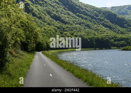 Die Voie Verte entlang der Maas ist eine Fußgängerzone und ein Radweg zwischen Givet und Charleville-Meziere La voie verte trans-ardenne entre Givet et Charleville-Meziere Longe la Meuse. La voie est prevue pour permettre aux cyclistes et aux pietons d'emprunter la voie en toute securite. 05/05/2018 Stockfoto