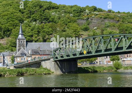 Die Voie Verte entlang der Maas zwischen ist eine Fußgängerzone und ein Fahrrad zwischen Givet und Charleville-Meziere La Voie Verte et le Port de plaisance a Vireux le Long de la Meuse. 05/05/2018 Stockfoto