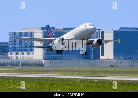 Airbus A319-111 von Brussels Airlines startet von der Start- und Landebahn am Flughafen Brüssel-National, Zaventem, Belgien | Airbus A319-111 de Brussels Airlines à l'aéroport de Bruxelles-National, Zaventem, Belgique 06/05/2018 Stockfoto