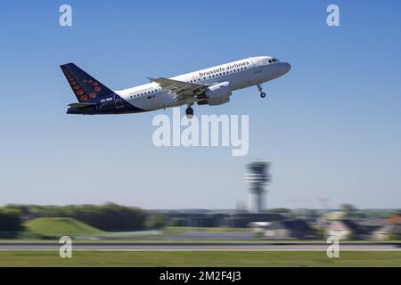 Airbus A319-111 von Brussels Airlines startet von der Start- und Landebahn am Flughafen Brüssel-National, Zaventem, Belgien | Airbus A319-111 de Brussels Airlines à l'aéroport de Bruxelles-National, Zaventem, Belgique 06/05/2018 Stockfoto