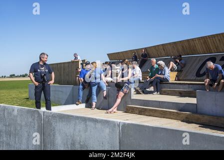 Plane spotters on aircraft spotting platform waiting for airplanes taking off from runway at Brussels Airport, Zaventem, Belgium | Plateforme pour spotters à l'aéroport de Bruxelles-National, Zaventem, Belgique 06/05/2018 Stock Photo