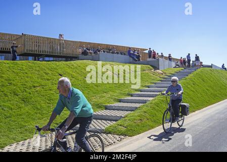Plane spotters on aircraft spotting platform watching airplane from Brussels Airlines taking off from runway at Brussels Airport, Zaventem, Belgium | Plateforme pour spotters à l'aéroport de Bruxelles-National, Zaventem, Belgique 06/05/2018 Stock Photo