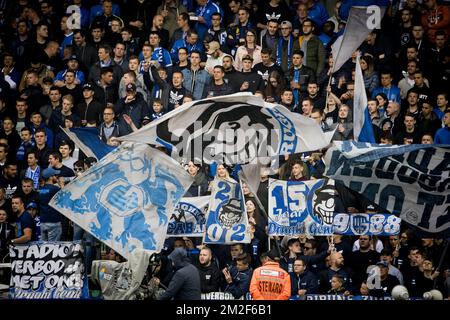 Genks Fans wurden zu Beginn des Jupiler Pro League-Spiels zwischen KRC Genk und Sporting Charleroi in Genk am Sonntag, den 13. Mai 2018, am 9. Tag des Play-Off 1 der belgischen Fußballmeisterschaft gezeigt. BELGA FOTO JASPER JACOBS Stockfoto