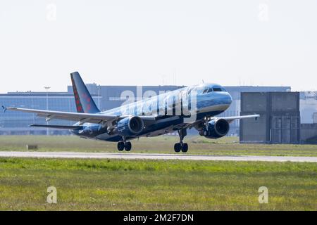 Airbus A320-214 in Magritte livery, gewerblicher Passagier-Düsenflugzeug mit zweimotorigem Triebwerk von Belgian Brussels Airlines mit Abflug vom Flughafen Brüssel | Airbus A320-214, avion de ligne moyen-Courrier dédié à l'artiste peintre René Magritte de Brussels Airlines 06/05/2018 Stockfoto