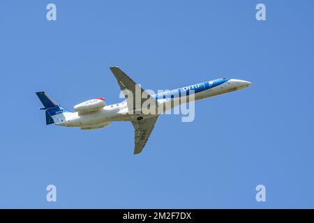 Embraer ERJ-145-EP, zweimotoriger Regionaljet von British Midland Regional Limited / Flybmi, britische Regionalfluggesellschaft auf Flug gegen den blauen Himmel | Embraer ERJ-145-EP, avion biréacteur de Transport régional de Midland Regional Limited / Flybmi, compagnie aérienne Britain en vol 06/05/2018 Stockfoto